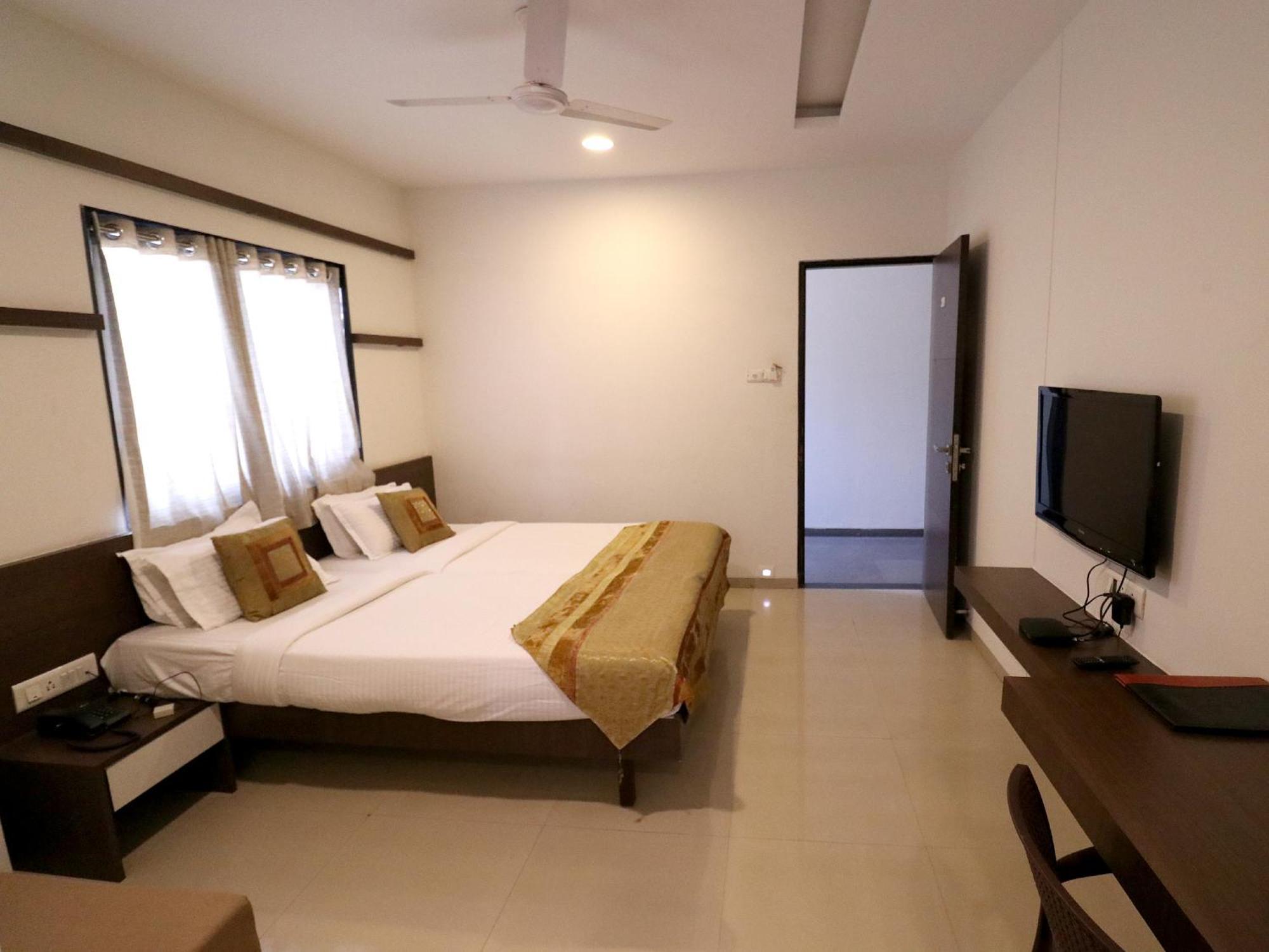 Hotel Girnar Aurangabad  Eksteriør bilde